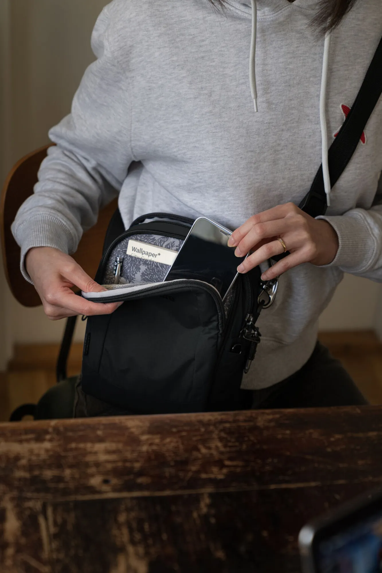 Daypacks>Macpac Pacsafe Metrosafe Ls100 Crossbody